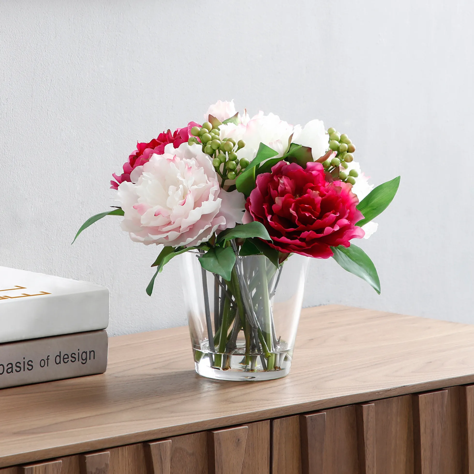 Composition de Pivoines et Baies