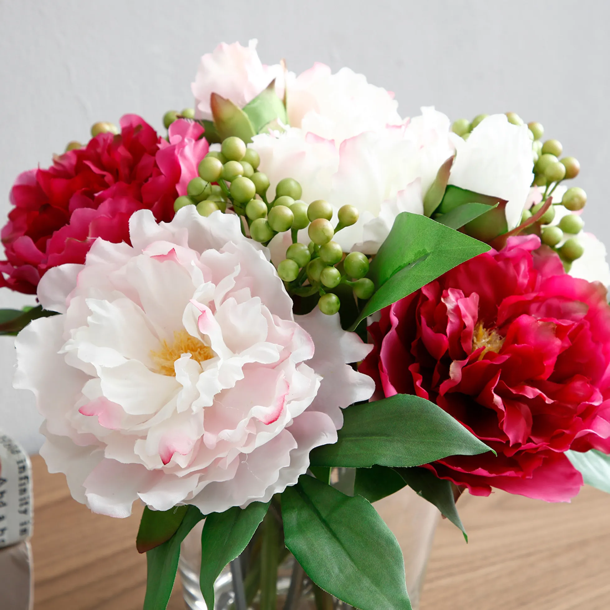 Composition de Pivoines et Baies