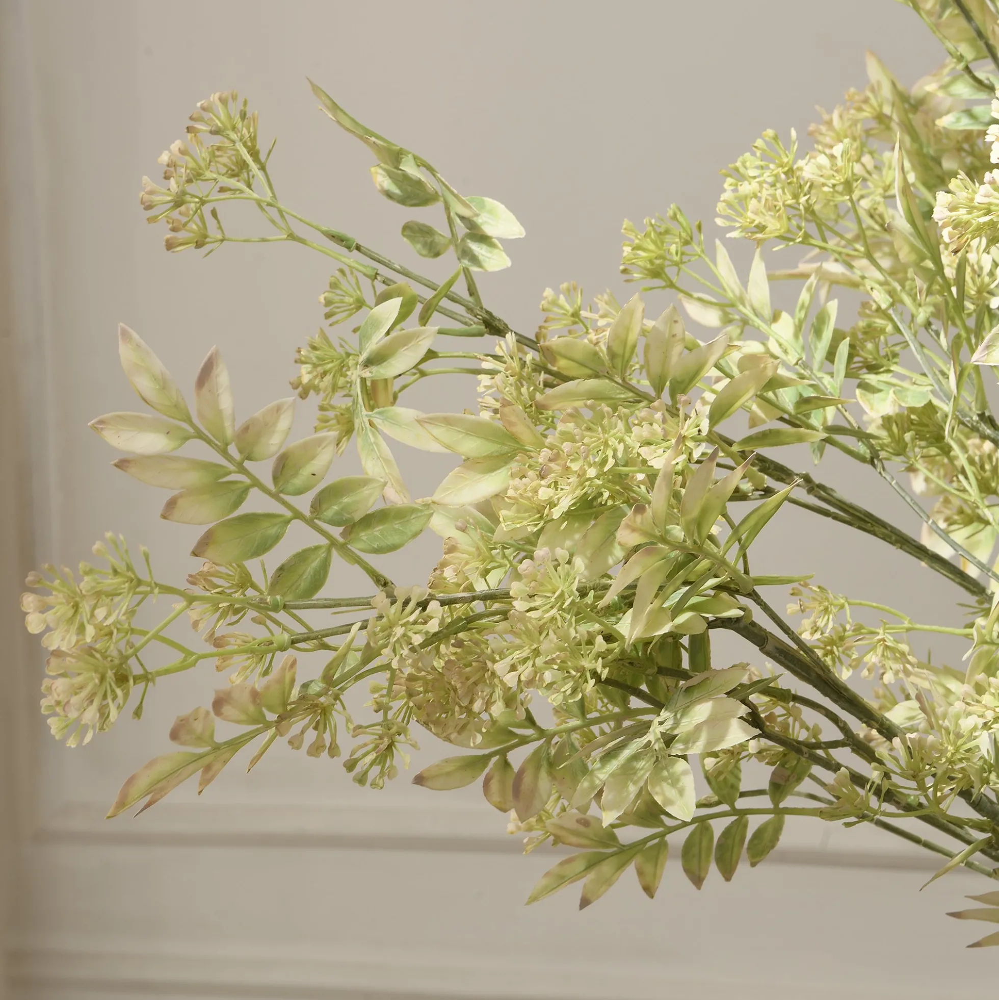 Feuillage pointu avec fleurs 110 cm