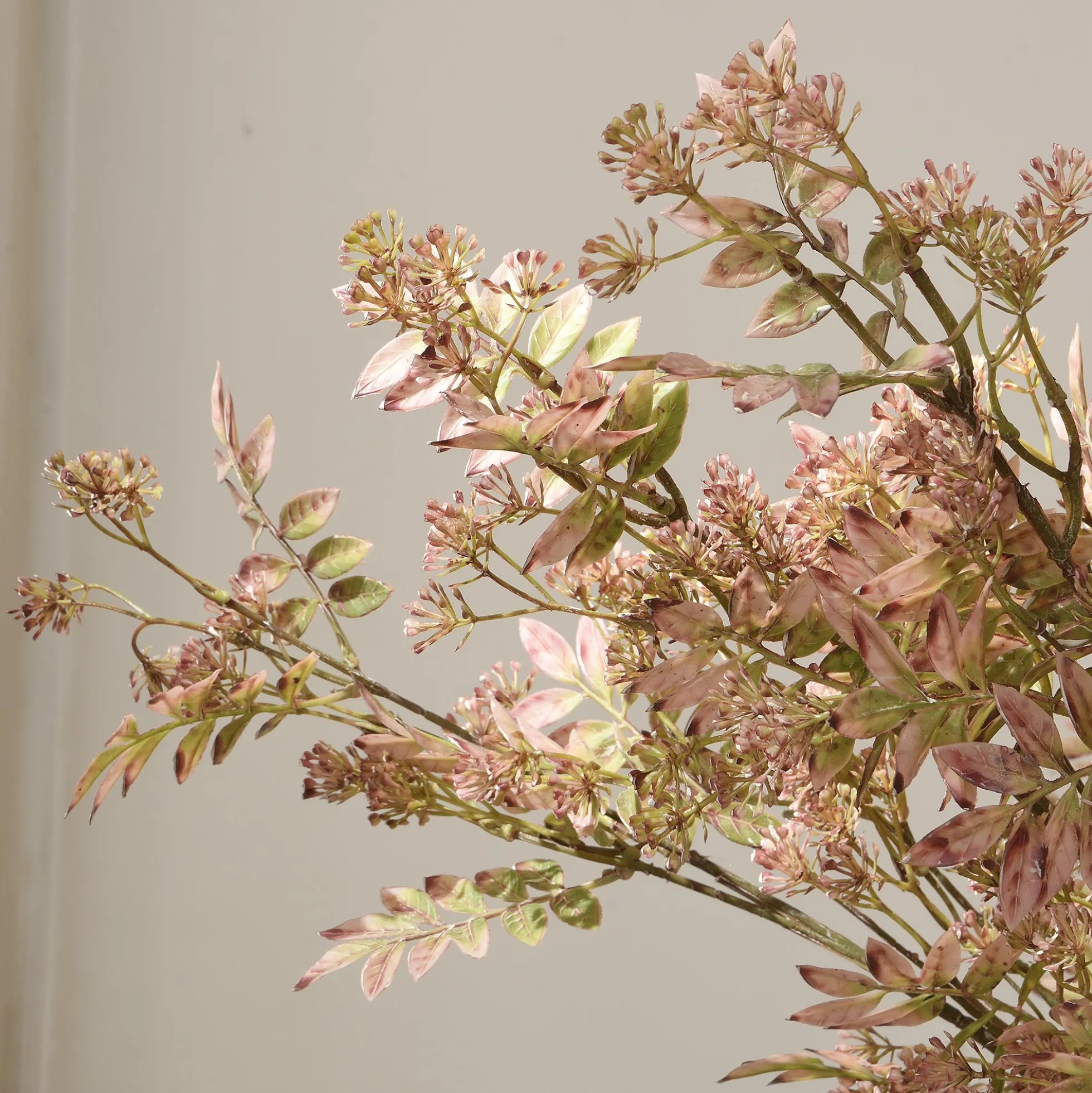 Feuillage pointu avec fleurs 110 cm